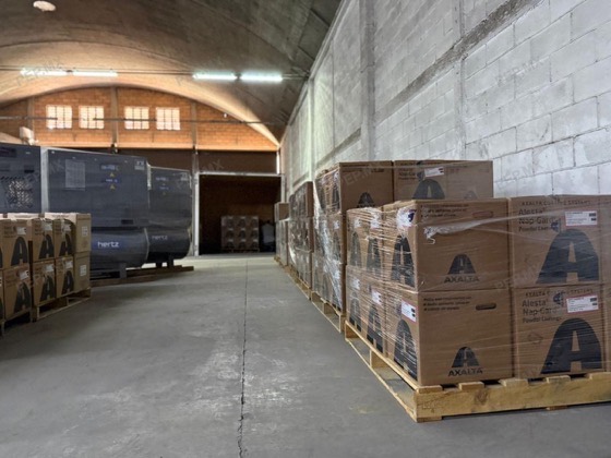 Almacén con tarimas de pintura en polvo Axalta