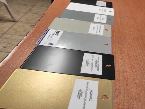 Stock de pintura en polvo y compresores en almacén